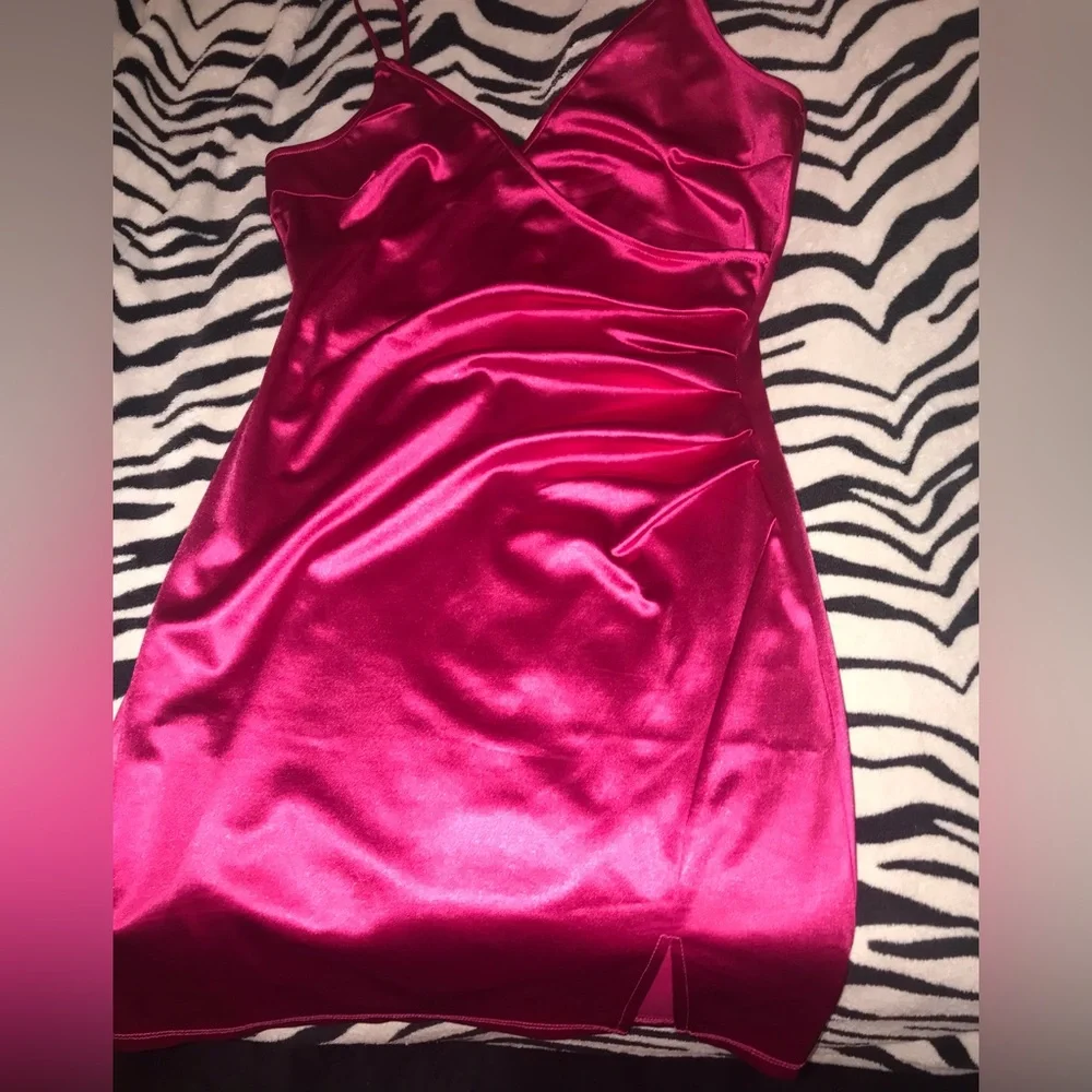 V-Neck Hot Pink Bodycon Dress - Picture 3 of 5